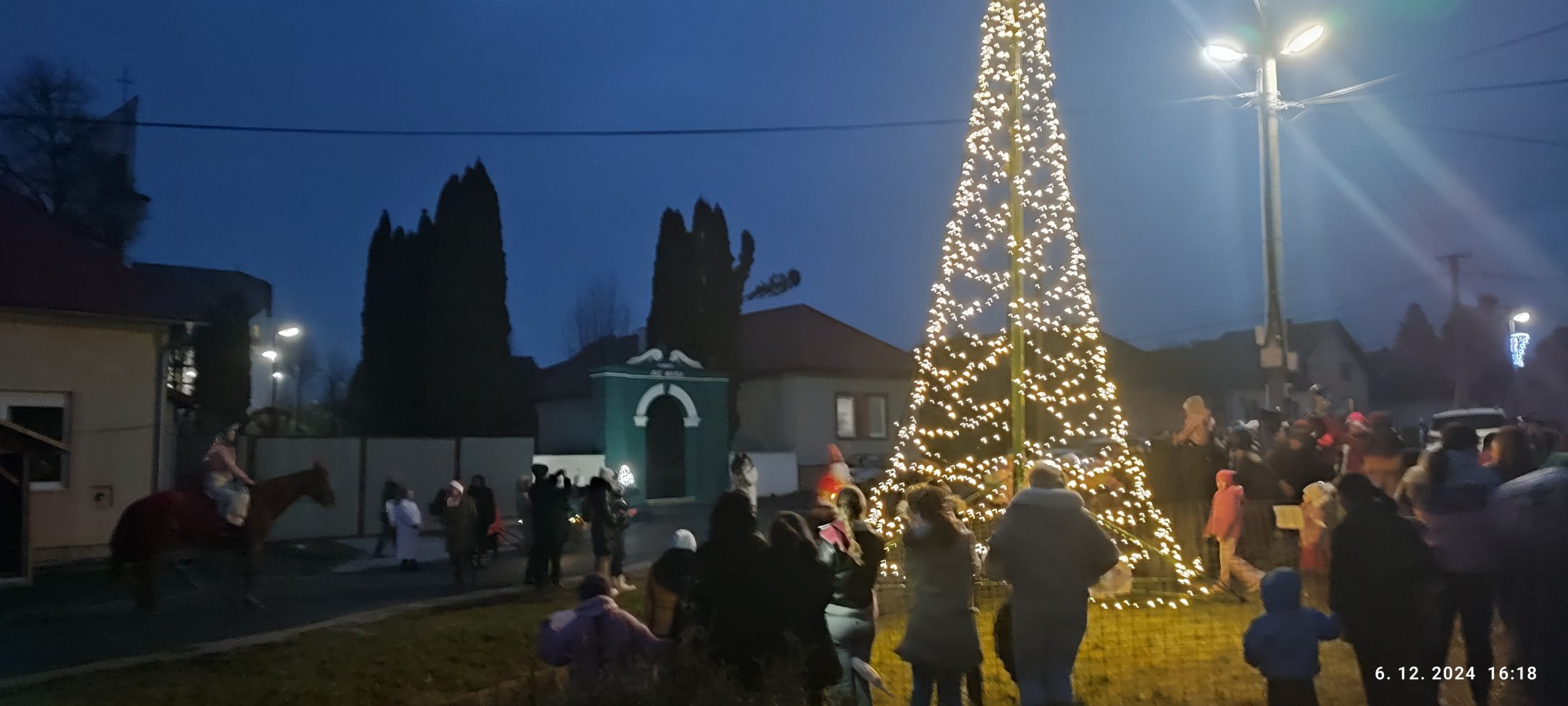Mikuláš a rozsvietenie vianočného stromčeka - foto 2