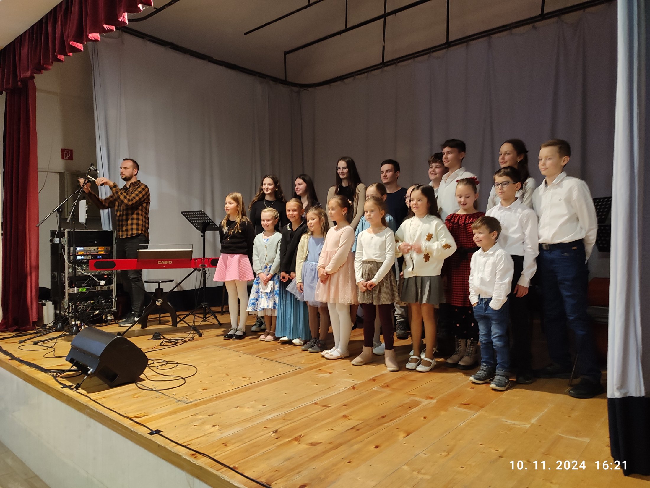 Vernisáž výtvarných prác detí a ZUŠ Sp.Vlachy - foto 12