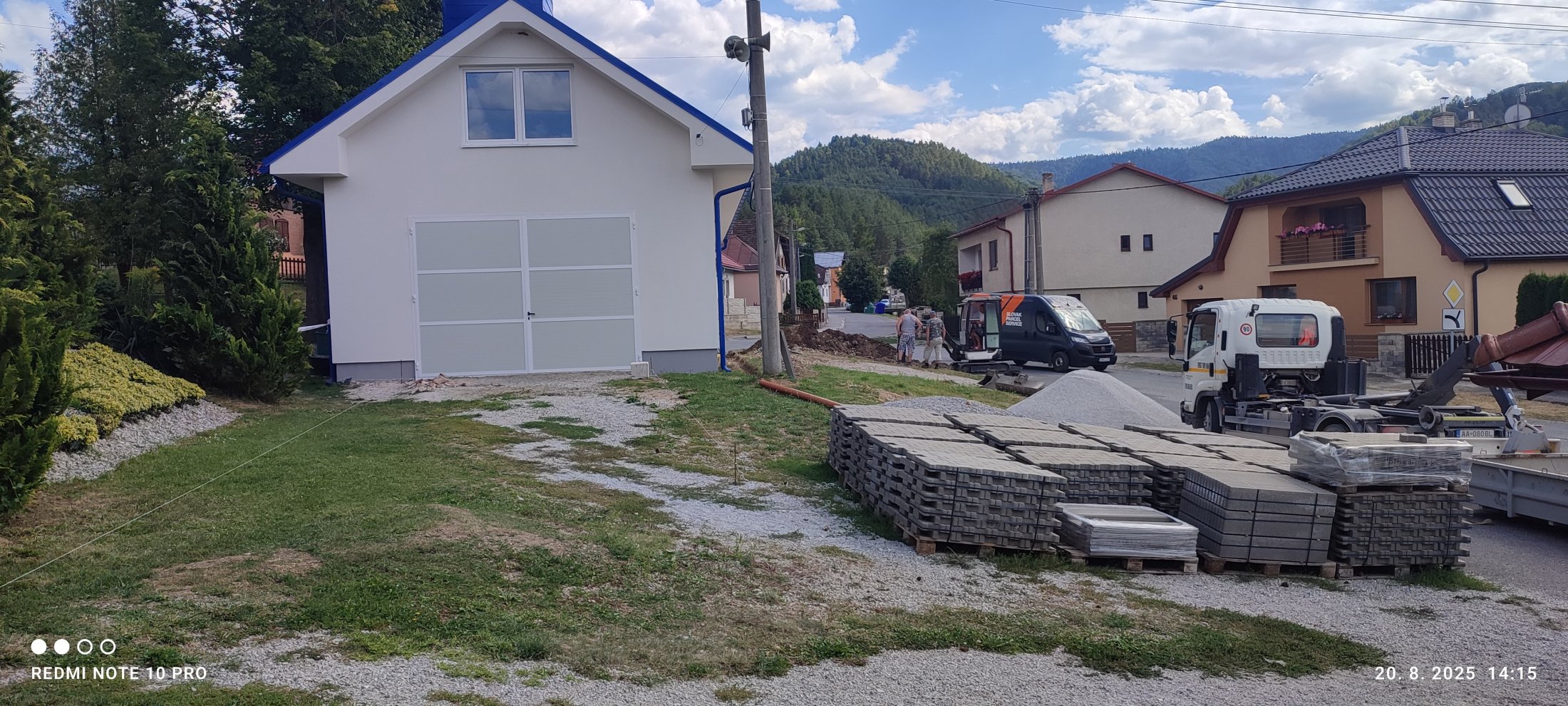 Realizácia chodníkov pri HZ a v parku